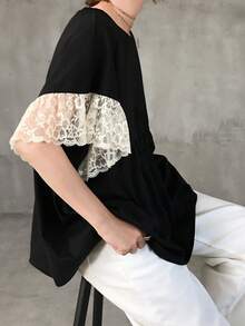 FRIFUL 女款夏季蕾絲拼接百褶圓領寬鬆大尺寸T恤 - 黑色 - 查看 6