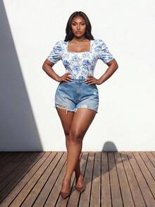 Truni Elyhuante_03 Blusa con estampado floral todo sobre, manga abullonada, para figura en forma de pera y triángulo, para verano - Azul y blanco - Ver 3