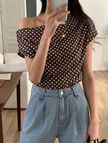 DAZY 女款波點不對稱領休閒復古優雅百搭日常穿搭T恤圖案短袖夏季約會日穿棕色與白色波點 - 棕色 - 查看 5