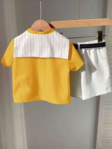 SHEIN Little Byeori 3件套男童舒适休闲百搭日常时尚简约风套装，包括红色领短袖T恤POLO针织衫、白色条纹披肩、白色短裤和腰带，多件套制服正装，适合室内、室外、日常、运动、玩耍、派对、拍照、度假、节日、婚礼、迎婴派对、春夏等场合。 - 黃色 - 查看 2