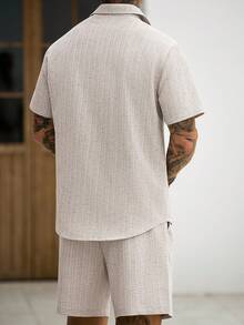 Manfinity CasualCool 男士纯色条纹纹理休闲度假短袖衬衫和松紧腰短裤套装 - 卡其色 - 查看 2