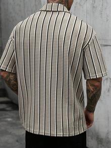 Manfinity Homme 男士灰色夏季休閒 Polo 衫，短袖紋理針織，復古鉤編格紋度假常規袖上衣，儀式穿搭 - 彩色 - 查看 2