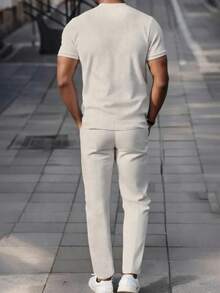 Manfinity Homme Bộ 2 món áo thun tay ngắn màu be trơn thường ngày cho nam và quần dài, trang phục mùa hè phối màu kem. Món quà tuyệt vời cho bạn trai hoặc chồng. Trang phục ấm áp - Màu be - Xem 2