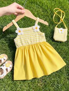 SHEIN Playful Pals 1件女婴夏季黄白条纹针织提花面料甜美清新花卉装饰吊带休闲连衣裙，配有同款斜挎包，宽松A字版型，适合休闲外出、家庭聚会、夏季野餐等场合。 - 黃色 - 查看 5