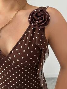vestido mini de lunares para mujer, con escote en V profundo, busto fruncido, cintura ceñida, abertura alta asimétrica con volantes, espalda descubierta, elegante y sexy, ideal para fiestas, vacaciones y citas, con diseño de malla, parches - Marrón - Ver 4