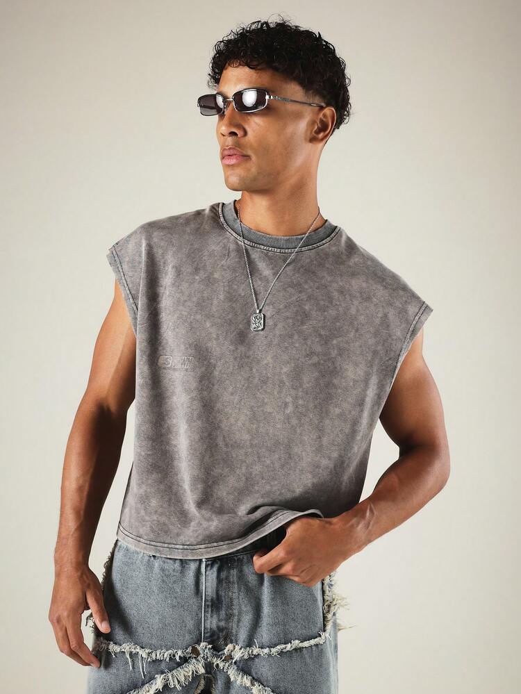 Canotta casual con taglio corto, vestibilità squadrata, senza maniche, con stampa del logo sul retro e texture lavata ad acido