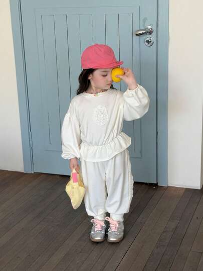 Dazy Kids Bộ đồ thể thao mùa hè cho bé gái, áo nỉ dài tay cổ tròn và quần dài.