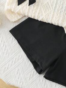 SHEIN 4-7岁女童休闲可爱日常套装，圆领宽松黑色丝带蝴蝶结装饰纹理面料短袖T恤，搭配3D蝴蝶结装饰和松紧腰短裤，适合夏季日常穿着、野餐、郊游、姐妹聚会等场合。 - 黑與白 - 查看 10