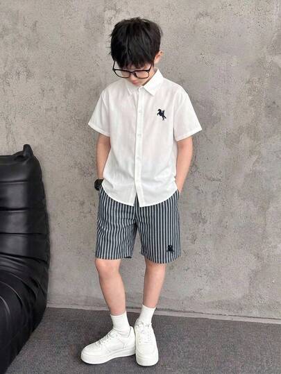 SHEIN 两件套儿童青少年男童休闲学院风舒适翻领白衬衫和黑白条纹短裤套装，适合春夏各种场合，如郊游、情人节、约会、旅行、度假、家庭聚会、返校、婚礼、派对、运动、生日等。