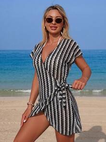 Swim Vcay Cubierta con estampado floral aleatorio de tela texturizada con cuello en V y lazo delantero para mujer, estilo vintage de vacaciones en la playa y fiesta - Blanco y Negro - Ver 5
