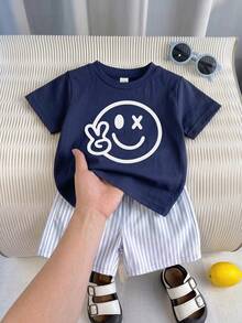 SHEIN Playful Pals 2件/套男嬰夏季度假臉部圖案圓領藍色短袖T恤與條紋鬆緊腰短褲套裝，嬰兒與幼童服裝，男嬰臉部T恤套裝，夏季穿搭，適用於6M-3T，海灘度假風，休閒度假風 - 彩色 - 查看 7