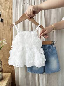 SHEIN 2pcs/Set Pakaian Kasual Manis dan Imut untuk Bayi Perempuan, Atasan Tank Top Jala Berkerut Motif Mawar + Celana Pendek Denim Longgar, Cocok untuk Kehidupan Sehari-hari, Jalan-jalan, Bepergian, dan Liburan - Putih - View 1