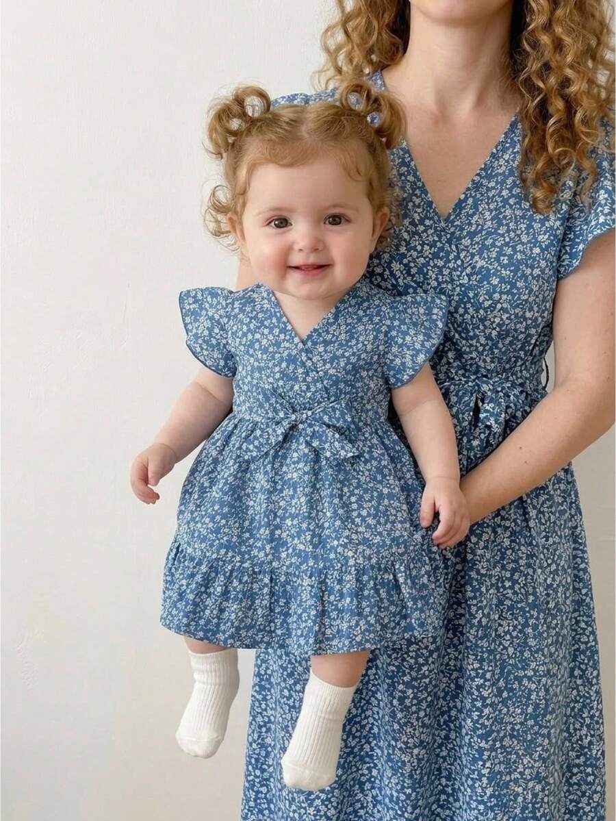 Cozy Pixies Vestido de manga corta con estampado floral azul ditsy lindo para bebé niña, conjunto a juego de mamá e hija (2 piezas se venden por separado) - Azul - Ver 1
