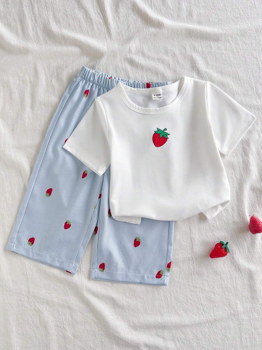 SHEIN Vintaside Kids 女嬰兩件套,包含一件清新甜美、柔軟可愛的藍白圓領短袖T恤上衣和直筒長褲。設計時尚簡約舒適,呈現鄉村風格。採用梭織與針織面料,版型寬鬆。上衣正面飾有卡通草莓印花,長褲全身滿印同款草莓圖案。適合上學、通勤、休閒或家庭時光穿著。 - 藍色 - 查看 1