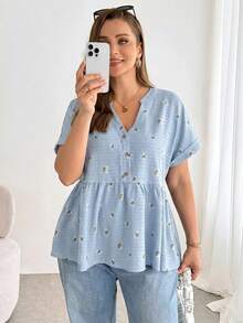 SHEIN Essnce Áo nữ cỡ lớn thời trang xuân/hè, kiểu dáng thường ngày, rộng rãi, thoải mái, đa năng, cổ chữ V, chất liệu vải dệt hoa, tay ngắn, tôn dáng, thích hợp mặc hàng ngày, áo kiểu nữ, trang phục mùa hè, trang phục đi nghỉ mát, trang phục mùa hè kiểu châu Âu. - Màu xanh nhạt - Xem 3