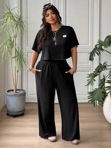SHEIN EZwear 加大码夏季休闲字母贴布圆领短袖T恤和裤子两件套 - 黑色 - 查看 2