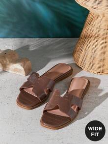 SHUZIA Dép lê nữ Gossy size L màu ô liu, kiểu dáng rộng rãi, sang trọng phong cách Địa Trung Hải - Thiết kế dập nổi, quai dép lấy cảm hứng từ vùng Riviera, lý tưởng cho những đêm du ngoạn trên du thuyền hay những ánh đèn thành phố. Món quà Ngày của Mẹ, Ngày Valentine, và những vật dụng cần thiết cho chuyến du lịch mùa hè. - Màu xanh Ô liu - Xem 2