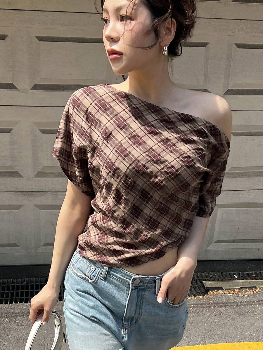 DAZY Áo kiểu nữ họa tiết kẻ caro, vai lệch, dáng casual, thích hợp cho kỳ nghỉ hè. - màu nâu - Xem 1