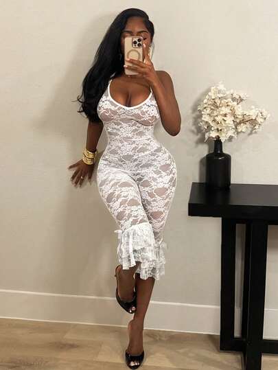 SHEIN BamGlam Đây là kiểu áo liền quần ôm sát, không tay, cổ chữ V, hở lưng, có dây đeo, kiểu dáng mới, gợi cảm dành cho nữ. Áo được làm từ vải ren trong suốt. Viền quần có ren và điểm nhấn là nơ. Kiểu dáng thời trang và gợi cảm, phù hợp cho các lễ hội âm nhạc, hộp đêm, quán bar và các bữa tiệc.