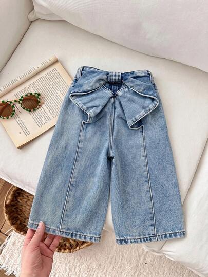 LMoss Kids Babytjejers löst sittande blå denimbyxor med 3D-rosettsdekoration på bakmidjan