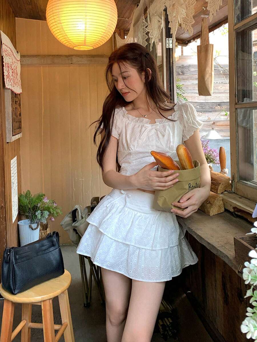 DAZY Bộ đồ 2 món dành cho nữ: Áo kiểu Pháp thắt nơ thanh lịch trễ vai và chân váy ngắn xếp tầng hai lớp. - trắng - Xem 1