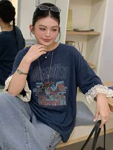 Dazy Plus 轻薄透视蕾丝拼接撞色短袖字母印花宽松休闲T恤，适合女性和女孩，春夏百搭款 - 藏蓝色 - 查看 8