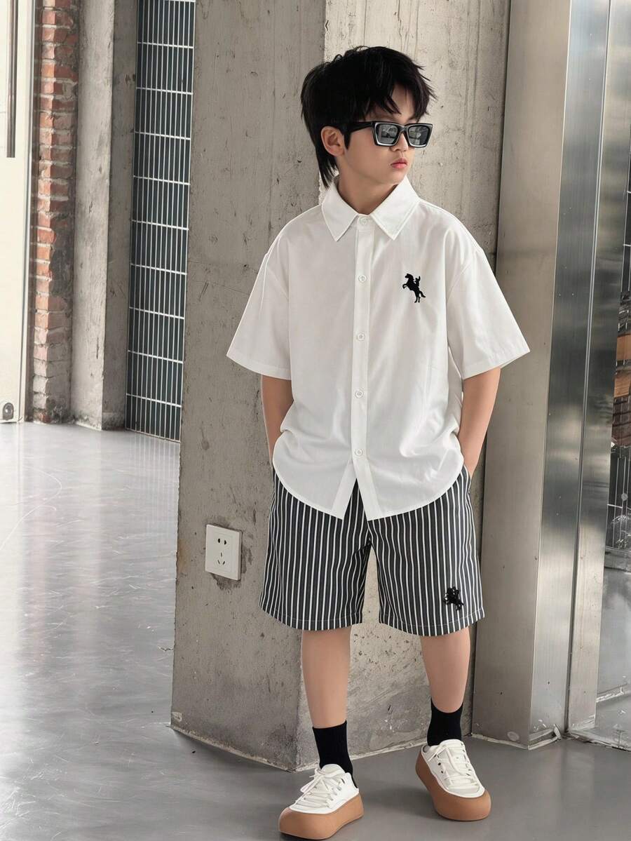 SHEIN 两件套儿童青少年男童休闲学院风舒适翻领白衬衫和黑白条纹短裤套装,适合春夏各种场合,如郊游、情人节、约会、旅行、度假、家庭聚会、返校、婚礼、派对、运动、生日等。 - 彩色 - 查看 1