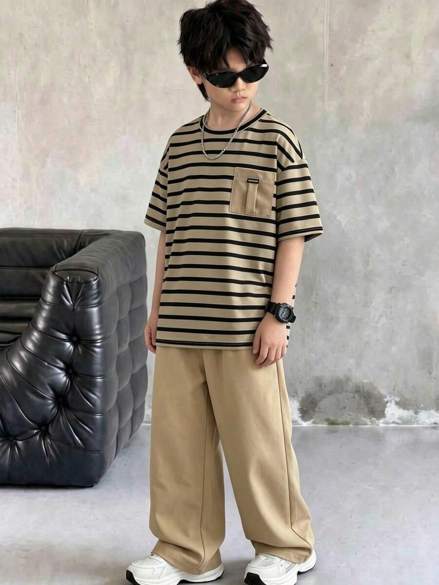 SHEIN 两件套儿童/青少年男童休闲韩版宽松条纹撞色印花口袋圆领短袖T恤和纯色短裤套装,适合通勤、上学、日常休闲、运动、春夏穿着。 - 卡其色 - 查看 1