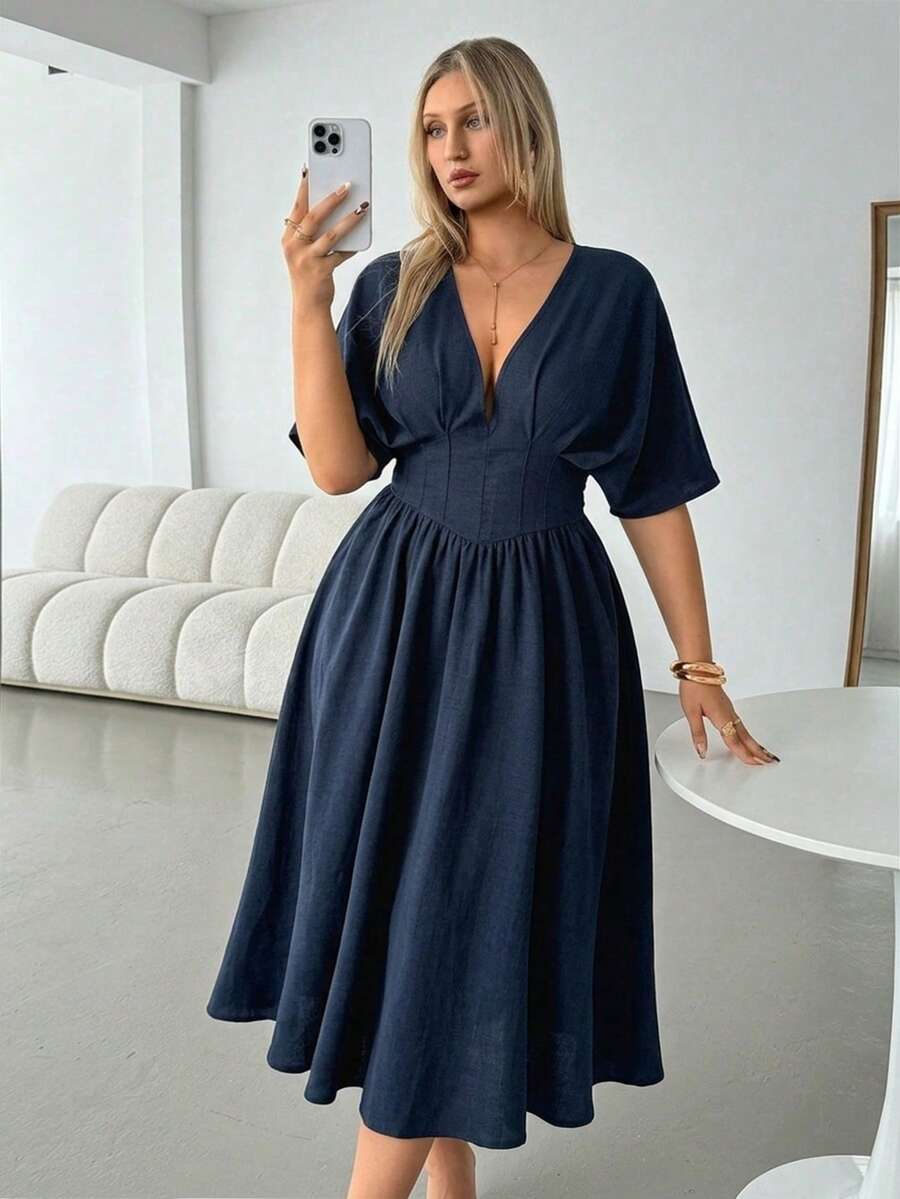 Auralis Nouvelle robe mi-longue évasée à la taille bleu marine grande taille pour l'été / Robe plissée à taille décolletée en V profond / Robe avec design de fronces élastiques au dos / Robe de soirée élégante de style sirène pour le bureau et les déplacements - Bleu marine - Voir 1
