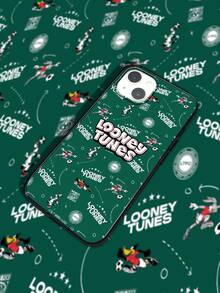 LOONEY TUNES X SHEIN 1个乐一通全印花足球主题手机壳，深绿色底，饰有兔八哥和达菲鸭图案，醒目的乐一通字样，兼容iPhone和Galaxy手机壳，兼容iPhone 17 Pro Max/13/14/15/16/17和Galaxy S25 Ultra，卡通运动手机配件，快速发货 - 綠色 - 查看 5