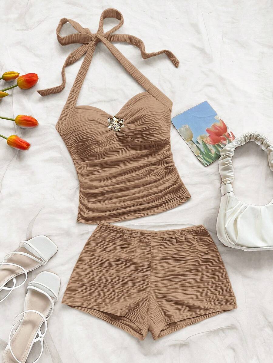 Soleia Damen Urlaubs-Strick-Textur V-Ausschnitt Floral Metall Dekor Träger Crop Top und Super Kurze Shorts 2 Stücke Set, geeignet für Party, Weihnachten, Date, Nachtclub, Strand, Kreuzfahrt, Nachmittagstee, Bohemian, Boho, Urlaub, Herbst - Khaki - Übersicht 1