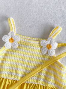 SHEIN Playful Pals 1件女婴夏季黄白条纹针织提花面料甜美清新花卉装饰吊带休闲连衣裙，配有同款斜挎包，宽松A字版型，适合休闲外出、家庭聚会、夏季野餐等场合。 - 黃色 - 查看 6