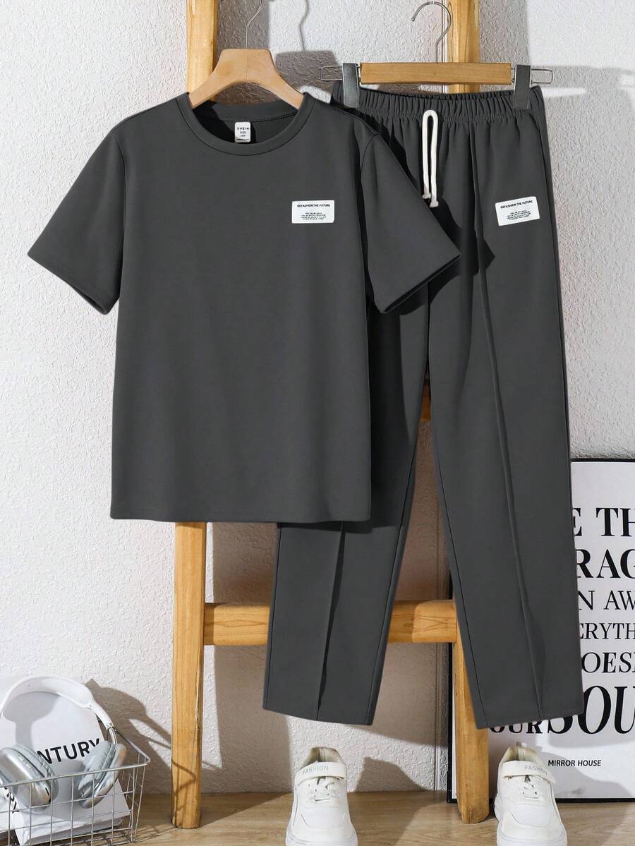 SHEIN 2 pièces Ensemble de t-shirt col rond kaki et pantalon pour garçon préadolescent, style sport décontracté, avec décoration rétro. Convient pour les tenues d'enfants, les vêtements de garçon pour la rentrée scolaire. Adapté pour les fêtes d'anniversaire, les soirées, les représentations, les mariages, les baptêmes, les cérémonies d'ouverture. Convient pour un usage quotidien, l'école, les voyages, les sports, les saisons de printemps et d'été. Fête des mères/Maman et moi - Gris foncé - Voir 1