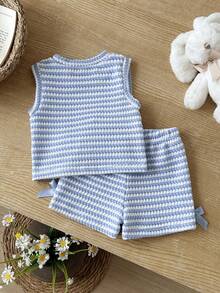 SHEIN Conjunto de top sin mangas texturizado azul y pantalones cortos a cuadros azules para bebé niña, decorado con lazo azul, conjunto esencial para uso diario - Azul - Ver 2