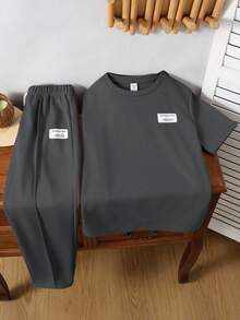 SHEIN 2 pièces Ensemble de t-shirt col rond kaki et pantalon pour garçon préadolescent, style sport décontracté, avec décoration rétro. Convient pour les tenues d'enfants, les vêtements de garçon pour la rentrée scolaire. Adapté pour les fêtes d'anniversaire, les soirées, les représentations, les mariages, les baptêmes, les cérémonies d'ouverture. Convient pour un usage quotidien, l'école, les voyages, les sports, les saisons de printemps et d'été. Fête des mères/Maman et moi - Gris foncé - Voir 2