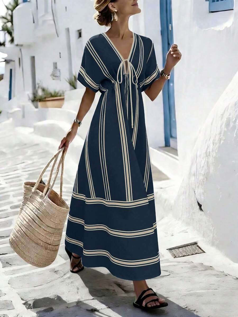 SHEIN Holidaya Vestido casual de vacaciones con cuello en V, cintura ceñida y mangas cortas holgadas a rayas para mujeres, para primavera/verano - Azul Marino - Ver 1