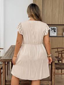 CURVE+ Vestido mini de línea A con mangas de murciélago a rayas, cuello en V y cintura con lazo para talla grande, vestido de verano para mujer con botones, vestido de vacaciones, vestido de verano de manga corta, vestido de verano elegante, vestido de vacaciones casual con manga con volantes, conjunto de vacaciones para mujer, vestido elegante para mujer para graduación, invitada de boda, conjunto de playa, vestido para el Día de la Madre, vestido de línea A, vestido mini que ciñe la cintura, atuendo de oficina para mujer - Multicolor - Ver 2