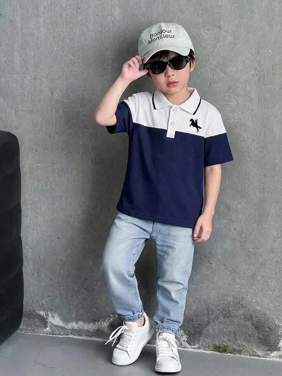 2件/套 春夏青少年男孩優雅校園套裝,兒童 Polo 衫 + 牛仔褲套裝。上衣為深藍色 Polo 衫,配有對比刺繡圖案、白色領口和 2 個鈕扣設計,展現簡約而精緻的風格。下裝為淺藍色牛仔褲,經典且百搭。這套休閒而時尚的套裝適合兒童的日常活動,如上學或戶外玩耍。 - 藏蓝色 - 查看 1