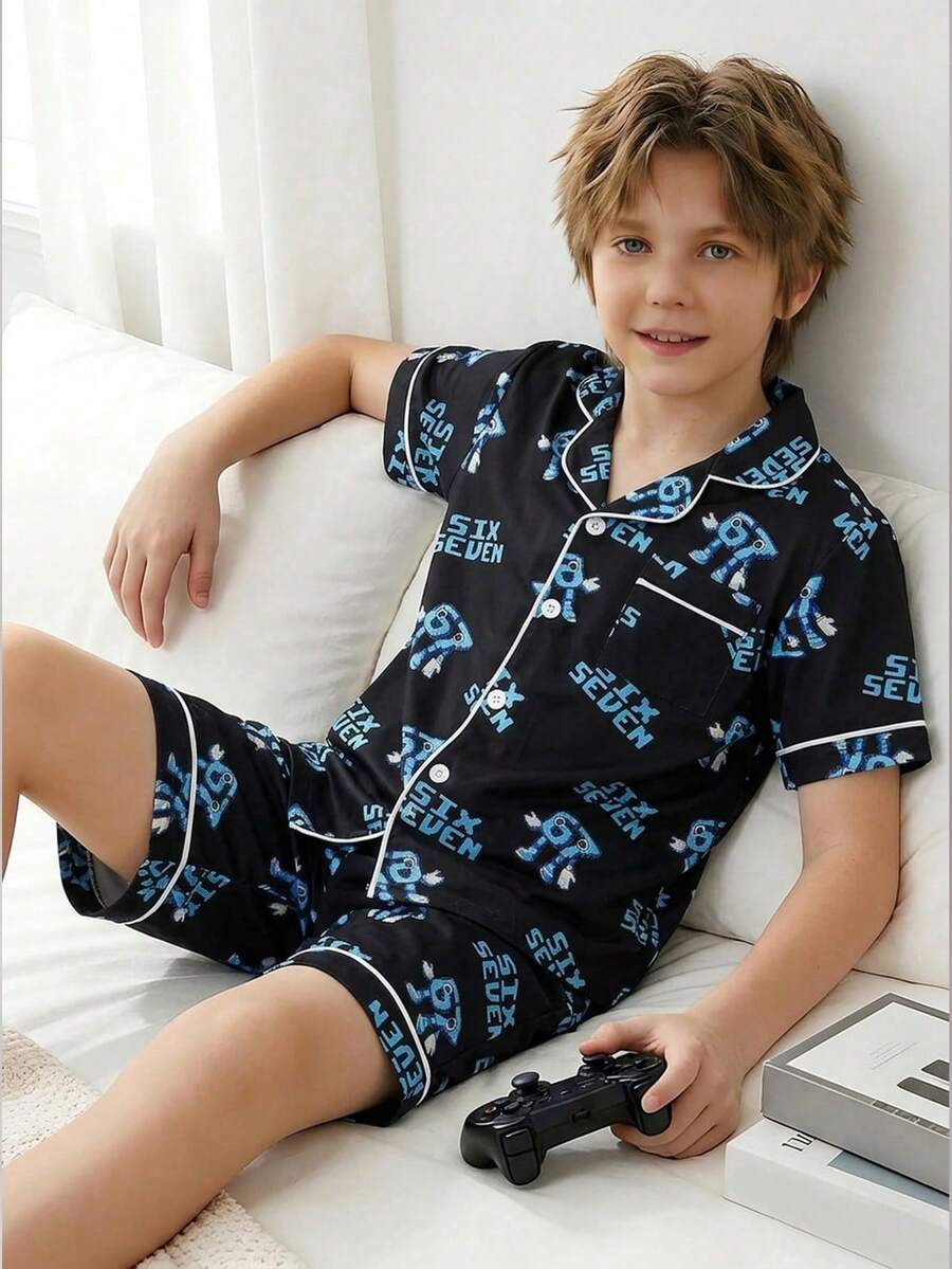 夏季青少年男童时尚“SIX SEVEN”卡通印花睡衣套装,Polo领开衫配白色滚边,短袖上衣+宽松短裤两件套,柔软透气面料,适合男童日常休闲居家穿着,宽松舒适的家居服,适合大龄儿童 - 黑色 - 查看 1
