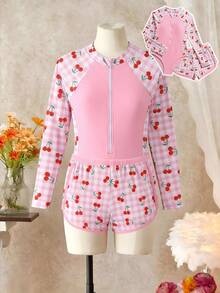 SHEIN Set Baju Renang Anak Perempuan Remaja Warna Pink yang Lucu, Baju Renang Lengan Panjang dengan Celana Renang yang Serasi, Motif Kotak-kotak Cherry 2 Potong untuk Liburan Musim Panas, Pantai, Berenang - Berwarna merah muda - View 6