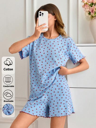 SHEIN Ensemble 2 pièces de pyjama décontracté pour femmes, composé d'un haut à manches courtes col rond avec détails de couture en couleur contrastée motif fraise et d'un short en tricot côtelé bleu, pour un confort optimal à la maison