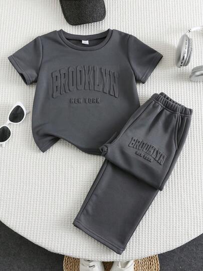 SHEIN Bộ 2 món cho bé trai gồm áo thun cổ tròn tay ngắn in chữ có túi hộp và quần dài màu xám, trang phục thể thao thường ngày phù hợp cho mùa xuân, hè, thu, đa năng cho kỳ nghỉ, đi học, dự tiệc.