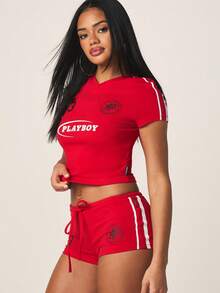 Missguided x Playboy 運動圖案修身短版T恤與微短屁股短褲兩件套，印有數字與Logo細節，2026世界盃運動風街頭球衣 - 紅色 - 查看 5