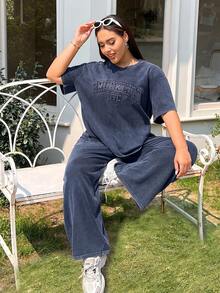 SHEIN EZwear Bộ 2 món áo thun và quần dài nữ cỡ lớn màu đen và xanh navy in chữ nổi. - Màu xanh hải quân - Xem 5