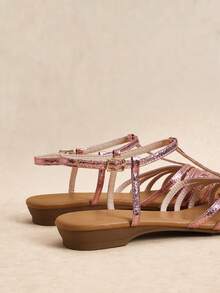Rosivie Giày sandal nữ mũi nhọn đế bằng kiểu La Mã, chất liệu kim loại bóng bẩy, thiết kế rỗng thoáng khí, gót thấp chống trơn trượt, phong cách bohemian cho kỳ nghỉ, thích hợp đi biển hoặc đi làm. Hai đôi giày nữ. - Màu Hồng  Dưa hấu - Xem 7