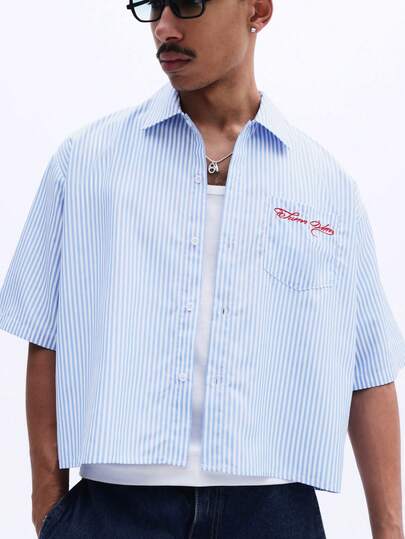 SUMWON Camicia estiva oversize da uomo con maniche corte, bottoni, taschino sul petto, a righe con scritta rossa ricamata