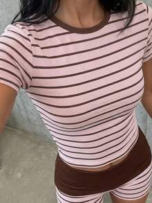 焦糖棕和奶油粉条纹撞色，少女粉色调，少女针织纯灰色圆领毛衣+灰色短裤套装，夏季穿搭，休闲，运动风夏季单品，夏季外出单品，返校季，舒适百搭，时尚童装，春夏穿搭，休闲服饰 - 彩色 - 查看 5