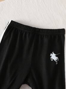 SHEIN 两件套新生男宝宝运动套装，针织面料，黑白撞色设计，短袖圆领上衣饰有骑士印花和撞色滚边，抽绳长裤饰有同款印花，休闲舒适，适合外出、拍照、轻度活动，春夏季穿着，0-9个月。 - 黑與白 - 查看 8