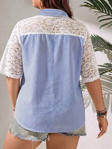 SHEIN LUNE CURVE 大码女式夏季蓝色条纹拼接白色蕾丝度假衬衫 - 藍色 - 查看 2