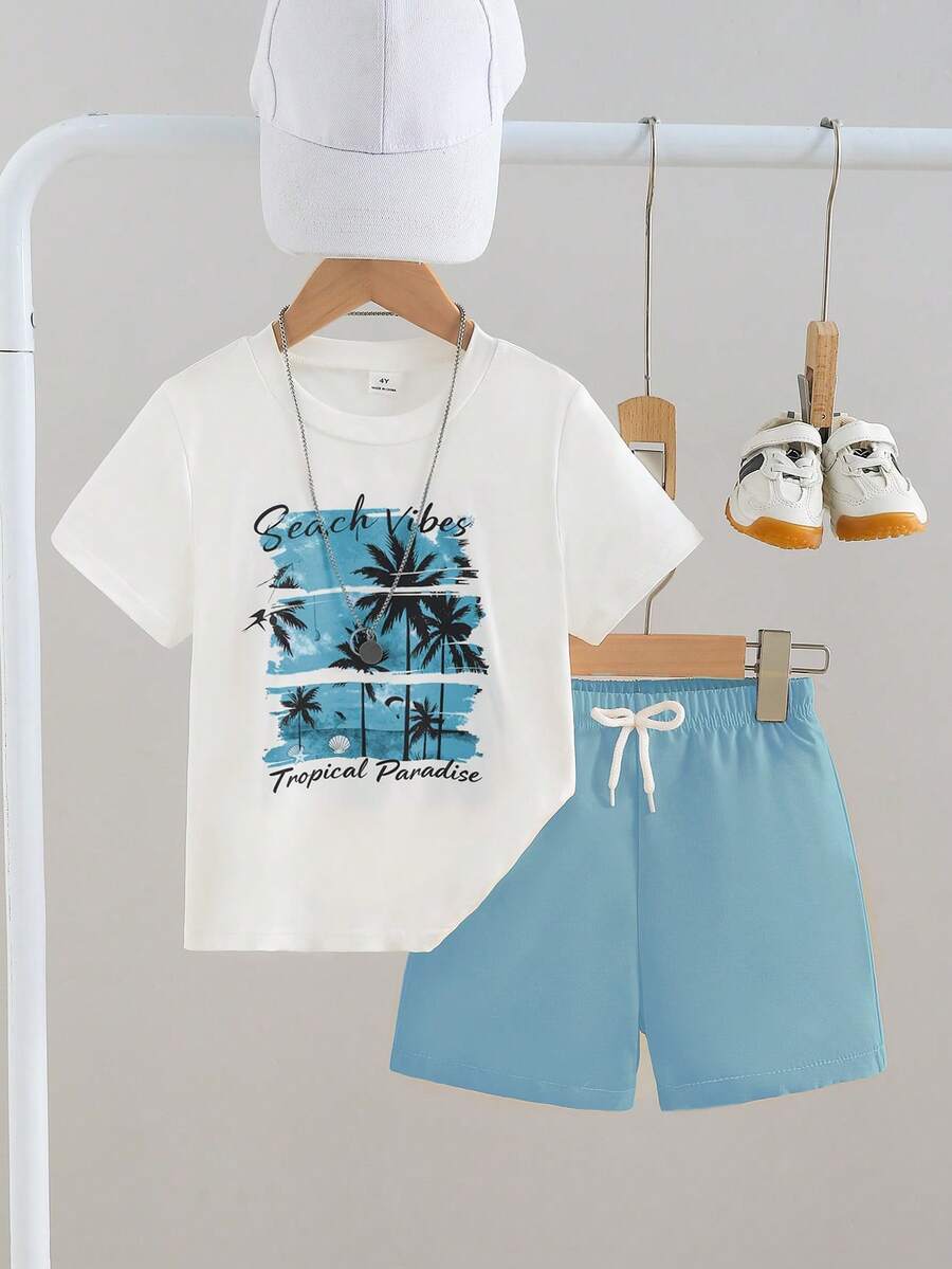 SHEIN Streecool Kids 男童休闲椰树标语印花短袖圆领T恤和短裤套装(2件套),适合夏季日常休闲穿着、度假、海滩度假。 - 淺藍色 - 查看 1